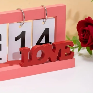 Dřevěný nápis "LOVE" červený (délka 11 cm)